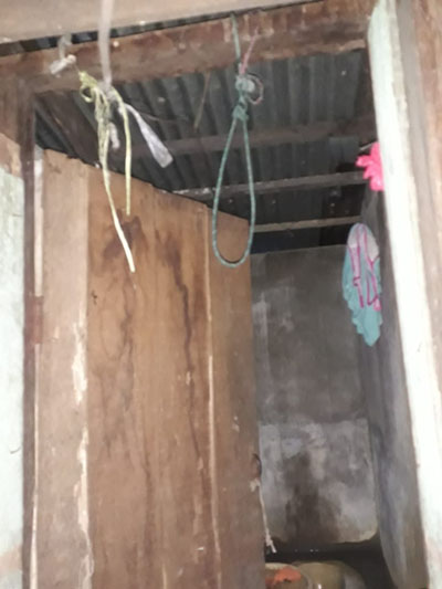 Temukan Anaknya Tergantung di Pintu Kamar Mandi, Ibu Warga Tembilahan Ini Histeris